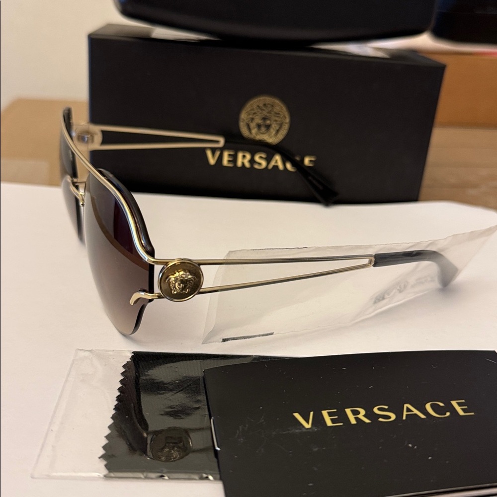 NIB Versace Round aviator sunglasses. - Picture 6 of 6